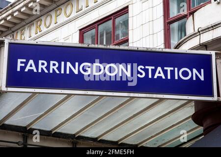 London, Großbritannien - 7. Mai 2021: Das Schild über einem Eingang zum Bahnhof Farringdon in der City of London, Großbritannien. Stockfoto