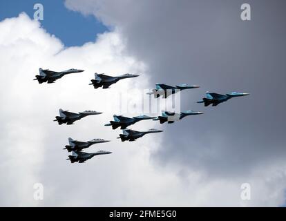 MOSKAU, RUSSLAND - 7. MAI 2021: Gruppe der russischen Überschallabfangjäger SU-34, SU-35, SU-30SM zeigt Figur Tactical Wing in der Luft Stockfoto