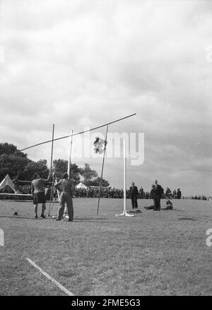 1956, historisch, bei einem Hochlandspiel, ein männlicher Konkurrent, der an einer schottischen Version am Stabhochsprung teilnimmt, Schottland, Großbritannien. Die ersten modernen Highland-Spiele fanden 1822 in Inverness statt, organisiert von der Northern Meeting Society. Stockfoto