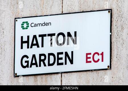 London, Großbritannien - 7. Mai 2021: Ein Straßenschild für Hatton Garden im Zentrum von London, Großbritannien. Stockfoto