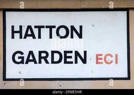 London, Großbritannien - 7. Mai 2021: Ein Straßenschild für Hatton Garden im Zentrum von London, Großbritannien. Stockfoto