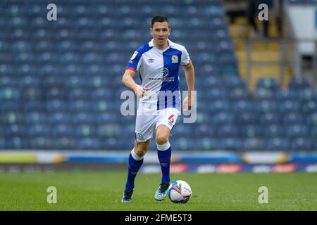 Blackburn, Großbritannien. Mai 2021. Stewart Downing #6 von Blackburn Rovers läuft mit dem Ball in Blackburn, Großbritannien am 5/8/2021 nach vorne. (Foto von Simon Whitehead/News Images/Sipa USA) Quelle: SIPA USA/Alamy Live News Stockfoto