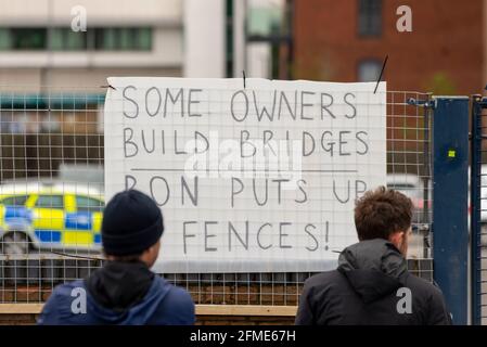 Protest vor dem Roots Hall-Stadion, dem Heimstadion von Southend Utd, als sie ihr letztes Spiel der Saison spielten, das sie vor dem Abstieg gespielt haben. Zäune errichtet Stockfoto