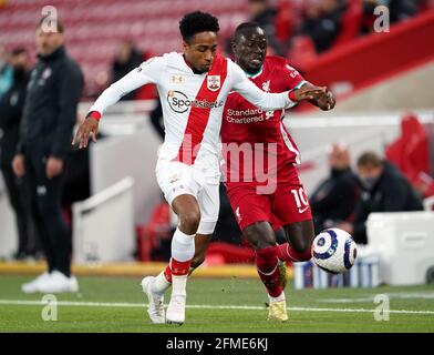 Kyle Walker-Peters aus Southampton (links) und Sadio Mane aus Liverpool kämpfen während des Spiels der Premier League in Anfield, Liverpool, um den Ball. Bilddatum: Samstag, 8. Mai 2021. Stockfoto