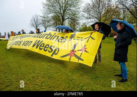 Nach einigen Protesten wurde im Zentrum von Amsterdam eine landesweite Demonstration organisiert, um gegen Windturbinen in der Nähe von Häusern und Naturschutzgebieten zu protestieren. Die Organisation Windalarm organisierte eine Demonstration gegen die siebzehn Mega-Windturbinen, die die Gemeinde innerhalb der Stadtgrenzen platzieren will. Die Bewohner mehrerer Amsterdamer Stadtteile sind besonders besorgt über die möglichen Gesundheitsschäden durch die Windenergieanlagen. Politiker und Vertreter von Aktionsgruppen kamen aus dem ganzen Land, um zu sprechen, aber auch zu ent Stockfoto