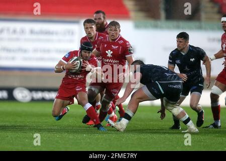 Llanelli, Großbritannien. Mai 2021. Leigh Halfpenny of the Scarlets macht Pause. Guinness Pro14 Rainbow Cup Spiel, Scarlets gegen Ospreys im Parc y Scarlets Stadium in Llanelli, South Wales am Samstag, den 8. Mai 2021. Bild von Andrew Orchard/Andrew Orchard Sports Photography/Alamy Live News Kredit: Andrew Orchard Sports Photography/Alamy Live News Stockfoto