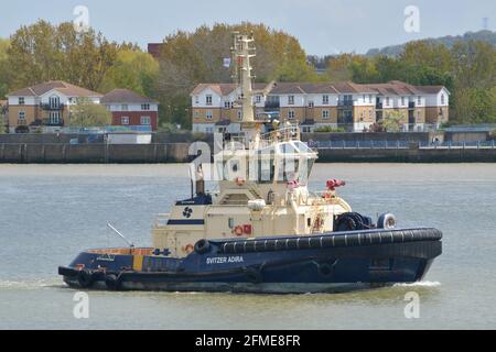 Svitzer Schlepper Svitzer Adira, der auf der Themse unterwegs ist London Stockfoto