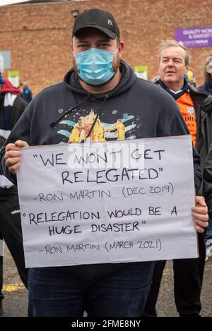 Protest vor dem Roots Hall-Stadion, dem Heimstadion von Southend Utd, als sie ihr letztes Spiel der Saison spielten, das sie vor dem Abstieg gespielt haben. Ron Martin zitierte Stockfoto