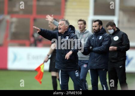 Exeter, Großbritannien. Mai 2021. Rob Kelly, der Manager von Barrow, während des Spiels der Sky Bet League 2 zwischen Exeter City und Barrow im St James' Park, Exeter, England, am 8. Mai 2021. Foto von Dave Peters. Quelle: Prime Media Images/Alamy Live News Stockfoto