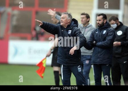 Exeter, Großbritannien. Mai 2021. Rob Kelly, der Manager von Barrow, während des Spiels der Sky Bet League 2 zwischen Exeter City und Barrow im St James' Park, Exeter, England, am 8. Mai 2021. Foto von Dave Peters. Quelle: Prime Media Images/Alamy Live News Stockfoto