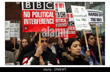 Mitarbeiter der BBC White City) inszenierte eine Walkout-Demo. Um 12 Uhr heute zur gleichen Zeit wie Mitarbeiter der BBC-Zentren im ganzen Land.Bild David Sandison 5/2/2004 Stockfoto