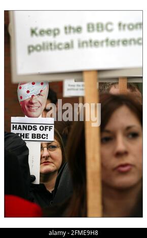 Mitarbeiter der BBC White City) inszenierte eine Walkout-Demo. Um 12 Uhr heute zur gleichen Zeit wie Mitarbeiter der BBC-Zentren im ganzen Land.Bild David Sandison 5/2/2004 Stockfoto