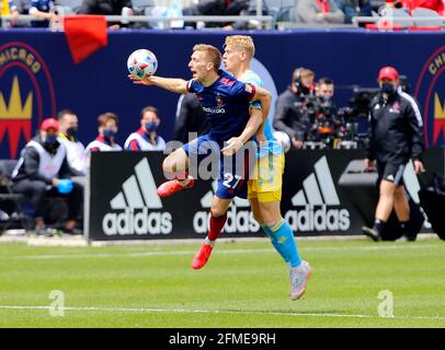 Chicago, USA, 08. Mai 2021. Major League Soccer (MLS) Chicago Fire FC-Stürmer Robert Beric (27) kämpft im Soldier Field in Chicago, IL, USA, um den Ball gegen den Philadelphia Union-Verteidiger Jakob Glesnes (5). Union gewann 2:0. Kredit: Tony Gadomski / All Sport Imaging / Alamy Live Nachrichten Stockfoto