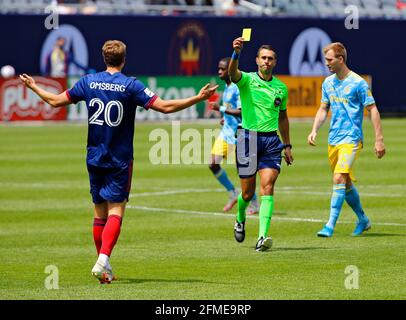 Chicago, USA, 08. Mai 2021. Major League Soccer (MLS) der FC Chicago Fire Verteidiger Wyatt Omsberg (20) erhält eine gelbe Karte während eines Spiels gegen die Philadelphia Union im Soldier Field in Chicago, IL, USA. Union gewann 2:0. Kredit: Tony Gadomski / All Sport Imaging / Alamy Live Nachrichten Stockfoto