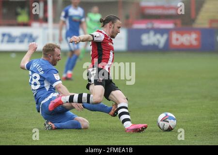 Exeter, Großbritannien. Mai 2021. Chris Taylor von Barrow nimmt Matt Jay von Exeter City während des Sky Bet League 2-Spiels zwischen Exeter City und Barrow am 8. Mai 2021 im St James' Park, Exeter, England, in Angriff. Foto von Dave Peters. Quelle: Prime Media Images/Alamy Live News Stockfoto