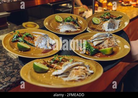 Viele Gerichte Lenden aus Schweinefleisch confit mit Artischocken und saftig Soße, serviert von Kellnern in einem Luxusrestaurant Stockfoto