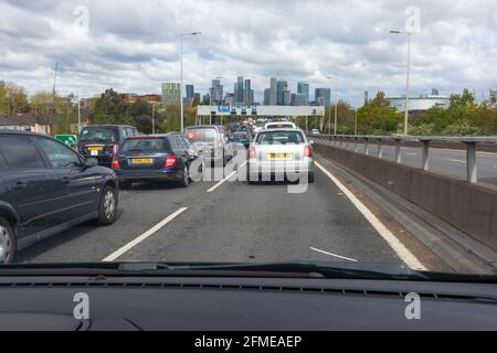 Verkehr auf der A102, die sich dem Blackwall-Tunnel nähert, Greenwich, London, großbritannien Stockfoto