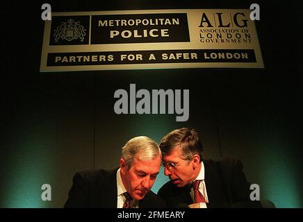 Sir Paul Condon März 1999 Metropolitan Police Commissioner und Jack Stroh bei Partnern für eine sicherere Londoner Konferenz Stockfoto