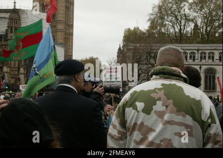 Motorradfahrer aus dem ganzen Land versammeln sich auf dem Parliament Square in Zentral-London zum 3. Rolling Thunder-Protest zur Unterstützung von Veteranen, die während ihrer Zeit in Nordirland mit Anschuldigungen konfrontiert waren. Stockfoto