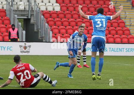 Exeter, Großbritannien. Mai 2021. Torfeier für Thomas Beadling von Barrow während des Spiels der Sky Bet League 2 zwischen Exeter City und Barrow im St James' Park, Exeter, England am 8. Mai 2021. Foto von Dave Peters. Quelle: Prime Media Images/Alamy Live News Stockfoto