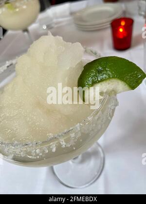 Gefrorener Margarit mit gesalzenem Rand mit Limette an einem Tisch in einem gehobenen mexikanischen Restaurant, El Rio Grande, NYC, USA Stockfoto