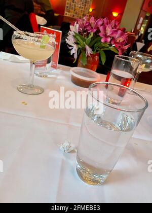 Gefrorener Margarit mit gesalzenem Rand mit Limette an einem Tisch in einem gehobenen mexikanischen Restaurant, El Rio Grande, NYC, USA Stockfoto