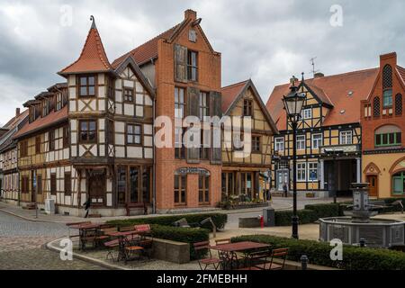 TANGERMUENDE, DEUTSCHLAND - 24. APRIL 2021: Restaurant geschlossen. Alte Straße einer historischen Stadt Tangermünde. Sachsen-Anhalt. Stockfoto