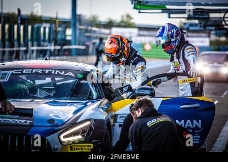74 JOULIE Enzo (FRA), BAUD Sébastien (FRA), CD Sport, Mercedes-AMG GT4, Portrait Stand Boxengasse beim 2. Lauf des Championnat de France FFSA GT - GT4 France 2021, vom 6. Bis 9. Mai 2021 auf dem Circuit de Nevers Magny-Cours, Magny-Cours, Frankreich - Photo Clément Luck / DPPI Stockfoto
