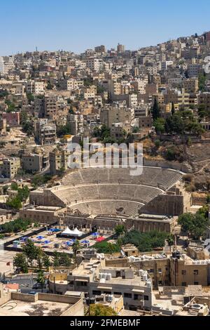 Blick von oben auf Amman, Jordanien mit dem römischen Theater aus dem 2. Jahrhundert und dem Odeon-Theater, auf dem Haschemite Plaza am Fuße des Jabal Al-Joufah Stockfoto