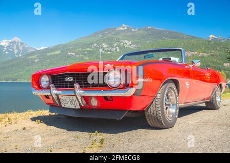 Kaslo, B.C., Kanada - Juli 12 2014: Ein Oldtimer-Cabriolet des Chevrolet Camaro SS 350 aus dem Jahr 1969, der am Kootenay Lake in Kaslo, BC, Kanada, geparkt ist Stockfoto