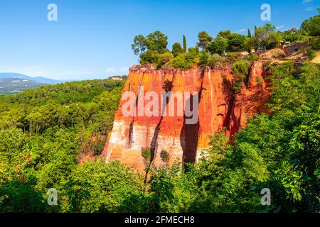 Roussillon, rote Felsen von Colorado Bunte Ockerschlucht in der Provence, Landschaft von Frankreich Stockfoto