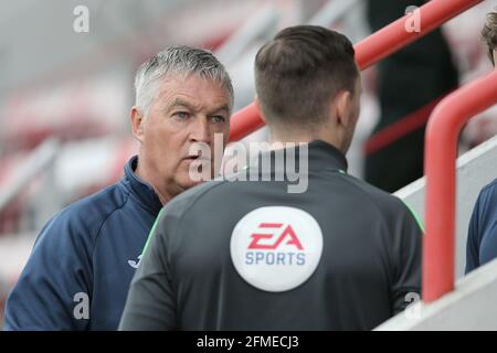 Exeter, Großbritannien. Mai 2021. Rob Kelly, der Manager von Barrow, während des Spiels der Sky Bet League 2 zwischen Exeter City und Barrow im St James' Park, Exeter, England, am 8. Mai 2021. Foto von Dave Peters. Quelle: Prime Media Images/Alamy Live News Stockfoto