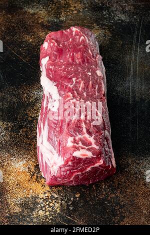 Klassisches Striploin-Steaks-Set aus frischem Rindfleisch, Filet Mignon-Schnitt, auf altem dunklen, rustikalen Hintergrund Stockfoto