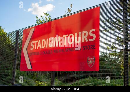 HIGHBURY, LONDON, ENGLAND- 6. Mai 2021: Banner für Stadionführungen im Arsenal Emirates Fußballstadion in London Stockfoto