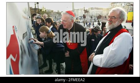 Erzbischof von Canterbury Dr. Rowan Williams und Kardinal Cormac Murphy O'Connor starten die Housing Trust Kampagne, eine neue Wohnungsbauhilfe, auf den Stufen von St. Martins in the Fields, LondonPic David Sandison 27/11/2003 Stockfoto