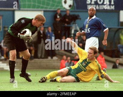 PORTSMOUTH V STOCKPORT. IAN MOORE SCHIEBT SICH AUF TORWART ALAN KNIGHT EIN. PIC MIKE WALKER 1999 Stockfoto