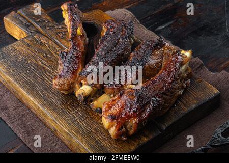 Gegrillte Schweineribs mit Fruchtgeruchs, auf Holzdiele, auf altem dunklen Holztisch Hintergrund Stockfoto