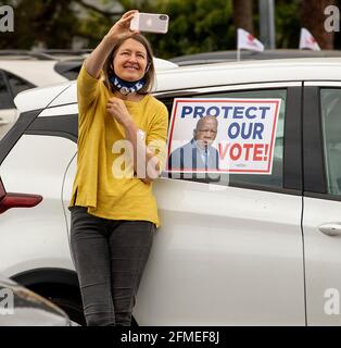 Die Autos sind für den Wahlfortschrittstag Votercade von John Lewis vorbereitet. Mai 2021. Amerikas farbige Wähler werden auf nationaler Ebene von republikanischen Gesetzgebern angegriffen, die Gesetze zur Unterdrückung von Wählern einführen und verabschieden wollen, die die Wahlbeteiligung der demokratischen Wähler unterdrücken sollen. In rund 100 Veranstaltungen im ganzen Land versammelten sich heute Menschen virtuell und persönlich, um die Verabschiedung von HR 1, dem for the People Act und HR 4, dem John Lewis Voting Rights Act, zu fordern. Kredit: Brian Cahn/ZUMA Wire/Alamy Live Nachrichten Stockfoto