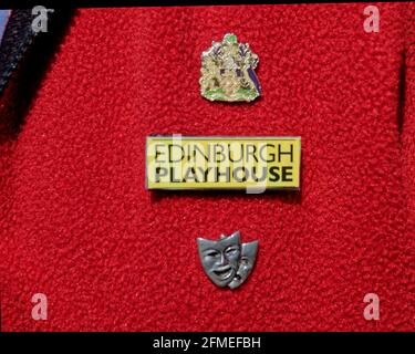 Edinburgh Playhouse Theater Mitarbeiter rote Fleece-Jacke mit Abzeichen Stockfoto