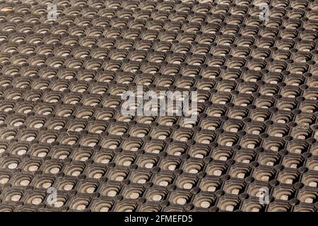 Struktur und Hintergrund der verwendeten staubigen Zellkautschuk-Bodenmatte - perspektivische Sicht Stockfoto