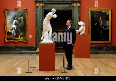 DER DIREKTOR DER TATE SIR NICHOLA SEROTA BEI DER STATUE VON DIANA IN DER NEU RENOVIERTEN GALERIE DER TATE BRITAIN.29 OKTOBER 2001 FOTO ANDY PARADISE Stockfoto