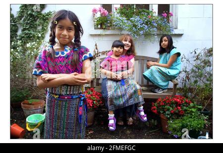 Catriona Aldridge mit adoptierten Töchtern Sofia (7) kürzeste, Bella (8) Pigtails und ITMA (9) höchste.Bild David Sandison 16/7/2003 Stockfoto