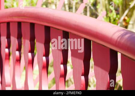 Nahaufnahme einer geschnitzten verzierten japanischen roten Holzbrücke Bei Sonnenlicht Stockfoto