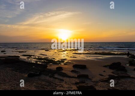 Draufsicht auf den Sonnenuntergang am Strand mit Felsen, Palmachim Strand, Israel Stockfoto