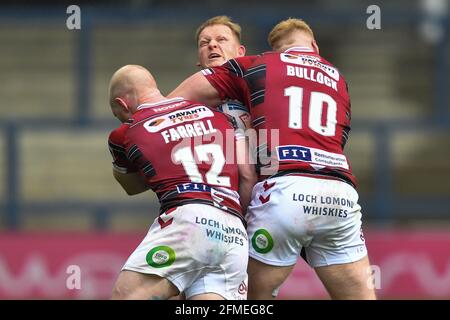 Jordan Johnstone (14) vom Hull FC wird am 5/8/2021 von Liam Farrell (12) und Joe Bullock (10) von Wigan Warriors in angegangen. (Foto von Craig Thomas/News Images/Sipa USA) Quelle: SIPA USA/Alamy Live News Stockfoto