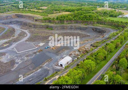 Panorama-Luftaufnahme große Tagebaumine, die den industriellen Außenbergbau zeigt Stockfoto
