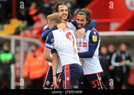 Crawley, Großbritannien. Mai 2021. Lloyd Isgrove von Bolton Wanderers feiert mit seinen Teamkollegen, nachdem er den 4. Treffer seines Teams erzielt hat. EFL Skybet Football League Two Match, Crawley Town gegen Bolton Wanderers im People's Pension Stadium in Crawley, West Sussex, England am Samstag, den 8. Mai 2021. Dieses Bild darf nur für redaktionelle Zwecke verwendet werden. Nur zur redaktionellen Verwendung, Lizenz für kommerzielle Nutzung erforderlich. Keine Verwendung bei Wetten, Spielen oder Veröffentlichungen in einem Club/einer Liga/einem Spieler.pic von Steffan Bowen/Andrew Orchard Sports Photography/Alamy Live News Credit: Andrew Orchard Sports Photography/Alamy Live News Stockfoto