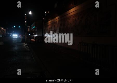 Dies ist ein Foto der Innenstadt von Lafayette Louisiana bei Nacht, Wandbild auf der Seite des Dwyers Cafe. Dies ist ein beliebtes Restaurant in der Stadt. Stockfoto