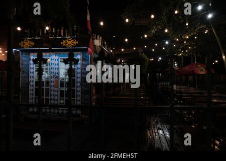 Dies ist ein Foto des Wurst Beer Garden in der Innenstadt von Lafayette Louisiana in der Jefferson Street bei Nacht. Stockfoto