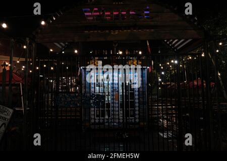 Dies ist ein Foto des Wurst Beer Garden in der Innenstadt von Lafayette Louisiana in der Jefferson Street bei Nacht. Stockfoto